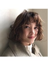 チロ(chillo) 【chillo】毛先に重さを残したフォギーベージュボブ