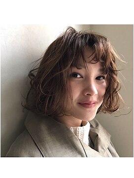 チロ(chillo) 【chillo】毛先に重さを残したフォギーベージュボブ