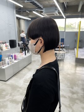 ノード(NODO) 黒髪切りっぱなしショートボブ