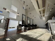 ジイジイ 宇多津店(GIGI)の雰囲気（店内は9メートルの高い天井でゆったりとした広い空間です。）