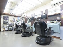 理容 赤沼の雰囲気(理容椅子が3台になります。昔ながらの前流し。)