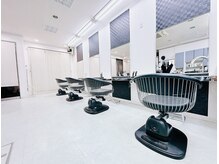 ブラッシュ 髪の館(BRUSH)の雰囲気（白を基調とした明るい店内☆）