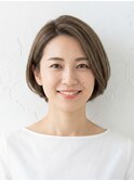 白髪を活かすフォギーベージュ×絶壁解消の大人上品ショートボブ