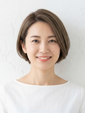 と和×美髪クリニック 巣鴨店 白髪を活かすフォギーベージュ×絶壁解消の大人上品ショートボブ
