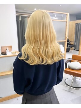 アネラ(Anela) 抜きっぱなしブロンド　ミディアム　【平井】