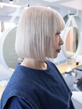 プネル(punel) ウルフレイヤーウルフカットケアブリーチ佐藤　ホワイトベージュ