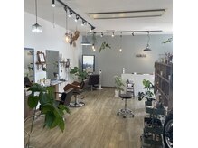 アウリーズ(AURIYS hair vacation)の雰囲気（店内です。track oil  Nドット.ReFa 色々取り扱ってます。）