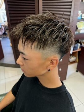 チップタップ 京成小岩店(tip top) フェードカットとゴールドメッシュ