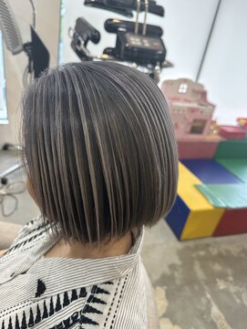ボンドヘアステージ 良福寺店(BOND hair stage) グレーハイライトで魅せるボブ｜立体感と透明感のある上品カラー