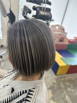 ボンドヘアステージ 良福寺店(BOND hair stage) グレーハイライトで魅せるボブ|立体感と透明感のある上品カラー