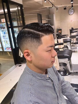 フランクスバーバーザスタンド(Frank’s barber the stand) 王道サイドパートスキンフェード