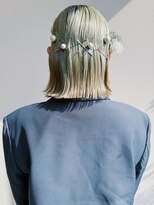 アヴァンセ サニー美容室&nbsp;ハイトーンカラー オリーブベージュ ブリーチ 外ハネボブ 透明感