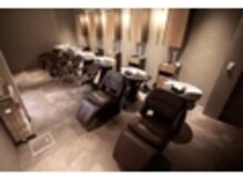 ベッド型リクライニングシートで癒しの空間を♪シャンプーブースは少し暗めの安らぎ空間を♪