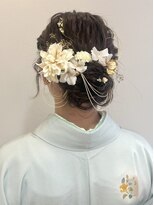 カウチ ヘアー ドレッシング(COUCH Hair Dressing) 低めにまとめたシニヨンスタイル