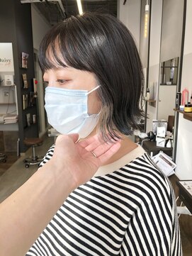 デイジードゥ(Daisy duex) 外はね切りっぱなしボブ　イヤリングカラー