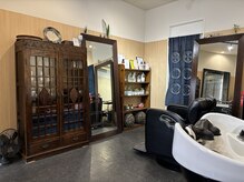 髪 ふじ井の雰囲気（骨董アンティークの並ぶ、和の空間でゆったりとお過ごしください）