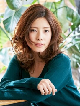 エマージュ 渋谷(Emerge) かき上げバングが異性をドキッとさせるミディアムウェーブ☆