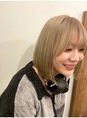 山本開生【パツっとミディアムボブハイトーンくすみブロンド