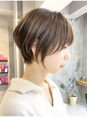 ショートボブ 切りっぱなし 前下がり レイヤーミディアムボブ