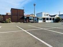 リドルヘアー 石井町店(Riddle HAIR)の雰囲気（カワチ敷地内広々駐車場！隣はカフェ&コインランドリー併設）