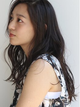 マル(MARU)の写真/木目調のアットホームな空間でゆったりとしたサロンタイムを過ごしませんか?大人女性のためのサロン◎