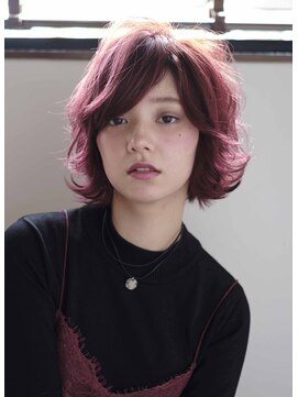 ヘアデザイン ソラ(Sola) グレープピンクカラー暖色系×ショートウェーブヘア×斜めバング