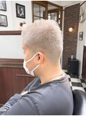 メンズホワイトブリーチ×刈り上げバーバースタイル