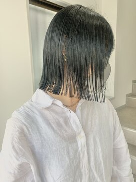 ルーム(Loom.) 切りっぱなしボブ　スモークグリーンカラー