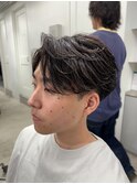 大人の抜け感を演出する、今トレンドのフェザーパーマ