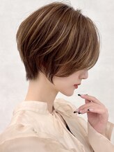 前下がりショート｜大人っぽい洗練された印象に［前髪カット/白髪染め/白髪ぼかし/ショート/髪質改善］