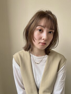 ラッド(Rad) ワンカールで決まるぱつっとカット×柔らかいベージュカラー.