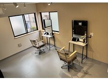 ドックス(dock::s)の雰囲気(駅前とは少しだけ離れた静かな時間の流れのセット面で居心地◎☆)