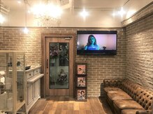 【SALON★】落ち着いた雰囲気の店内と笑顔いっぱいのスタッフがお出迎え★お席へご案内いたします[鶴見］