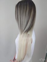 ウィット アンド ラファム Wit &La Famme&nbsp;グレージュからホワイトベージュのバレイヤージュをエクステで