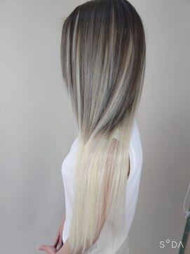 ウィット アンド ラファム Wit &La Famme グレージュからホワイトベージュのバレイヤージュをエクステで