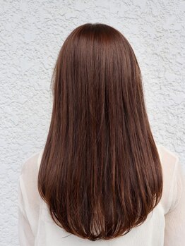 タキカワヘアデザイン(TAKIKAWA HAIR DESIGN)の写真/【弱酸性ストレート】髪のダメージを抑えながら、ナチュラルで艶やかな質感に。髪の状態に合わせて施術◎