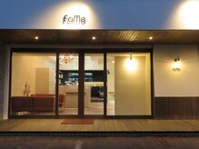 フェイム(FaMe)の雰囲気（店前に駐車場4台、出入り口の目印はブラウンのマット♪）