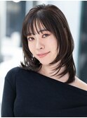 マッシュバングとハイレイヤーハッシュカットミディアム