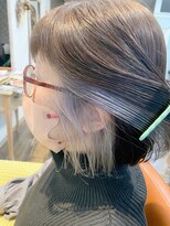 ルッカ(RUKKA hair studio)&nbsp;ホワイトグレージュのイヤリングカラー