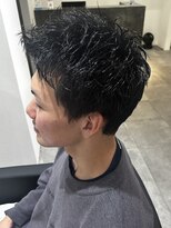 ヒュイル バイ ニアウ(Hwyl by Niau) メンズショートパーマニュアンスパーマスパイキー刈り上げ