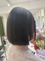 ユーアンドアイ(you & i)&nbsp;暗めカラーで引き立つツヤ感｜シンプルで上品な丸みボブ