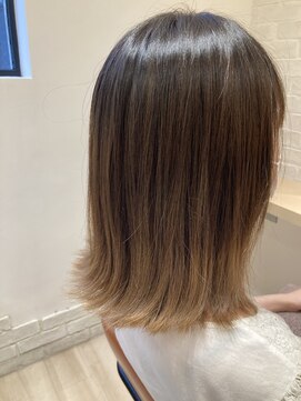 マリーナヘアー(marina hair) グラデーションカラー　外ハネ