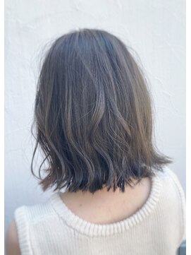 ヴァロ(Valo) くびれミディアム／色気バング／切りっぱなしボブ