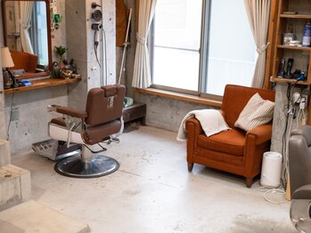 ワンダーヘアーグルーミング(WANDER Hair grooming)の写真/アメリカのおうちのような、おしゃれで落ち着く店内。あなたの行きつけサロンを三軒茶屋WANDERにぜひ。