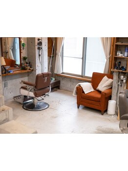 アメリカのおうちのような、おしゃれで落ち着く店内。あなたの行きつけサロンを三軒茶屋WANDERにぜひ。