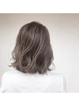 リゴッツ ドゥア プトゥリ(Regottz dua putri) ハイライト×ホワイトベージュ