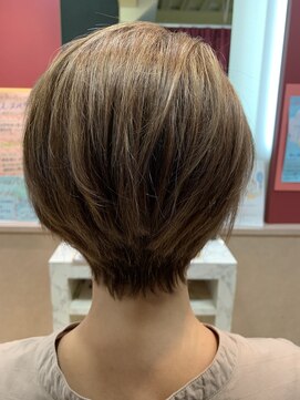 ミズグラート(Ms. grato) ハイライトたっぷりでエッジをきかせたショートスタイル