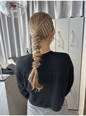 あみおろしヘア　タイトアレンジ　ハイトーン　美髪