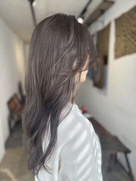 マド(Mado) ゆるっとロングアッシュグレージュ