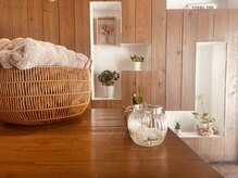 美容室 ORii 南平岸駅前店　【オーリー】の雰囲気（木目調の落ち着いた空間でリラックスしながらお過ごしください）